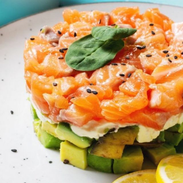 Салат с красной рыбой и авокадо