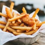 Рыба и чипсы: британская классика у моря, которую узнают по запаху, шуму чаек и бумажному свертку в руках